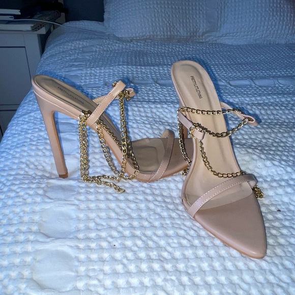 Pretty little thing - nude barely there heels with gold chain size US 7 - Picture 2 of 4